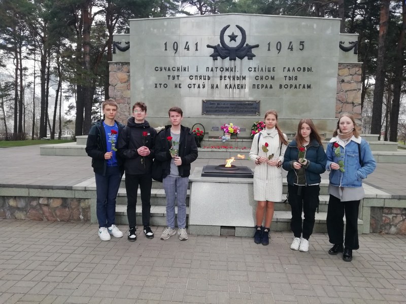 Учащиеся 10 "А" класса посетили мемориальный комплекс "Шталаг-352", возложили цветы и почтили память погибших советских военнопленных